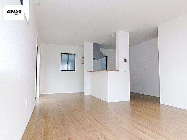 【居間・リビング】【リビング】キッチンと一体になったリビングはひろびろとしたくつろぎ空間を実現しています。