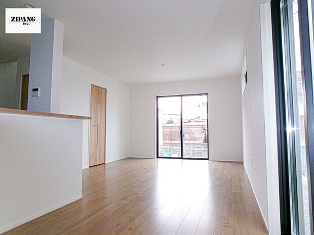 【居間・リビング】【リビング】キッチンと一体になったリビングはひろびろとしたくつろぎ空間を実現しています。