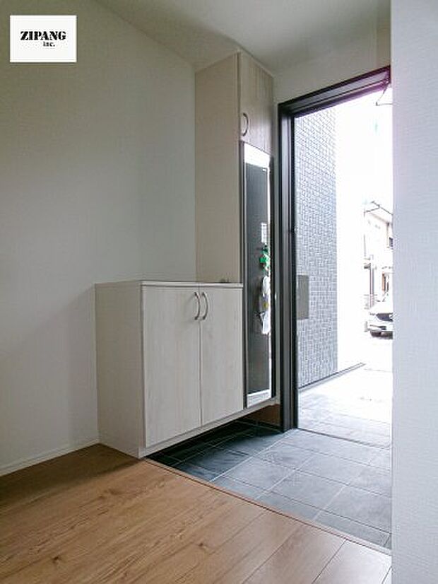 【収納】【玄関】すっきり清潔感のある収納です。収納扉はミラー付きなのでお出かけ前に便利です。