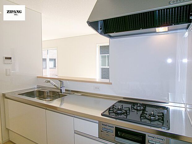 【キッチン】【キッチン】お子さまや家族と距離感近く料理が可能な対面式のシステムキッチンです。3口コンロのキッチンでお料理のレパートリーが増えそうです♪