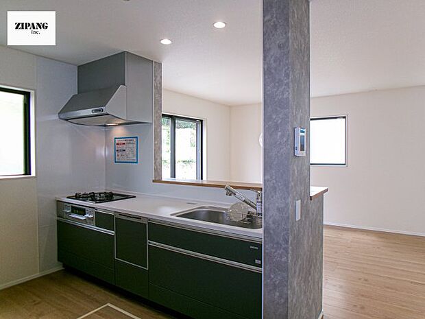 【キッチン】【キッチン】お子さまや家族と距離感近く料理が可能な対面式のシステムキッチンです。3口コンロのキッチンで料理をお楽しみください♪ 