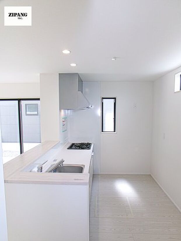 【キッチン】【キッチン】お子さまや家族と距離感近く料理が可能な対面式のシステムキッチンです。3口コンロのキッチンでお料理のレパートリーが増えそうです♪