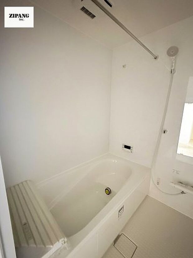 【風呂】【浴室】1坪タイプのお風呂。浴室暖房換気乾燥機付きで、雨の日の洗濯や冬の入浴を快適に過ごせます。