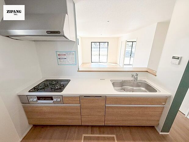 【キッチン】【キッチン】お子さまや家族と距離感近く料理が可能な対面式のシステムキッチンです。3口コンロのキッチンでお料理のレパートリーが増えそうです♪ 