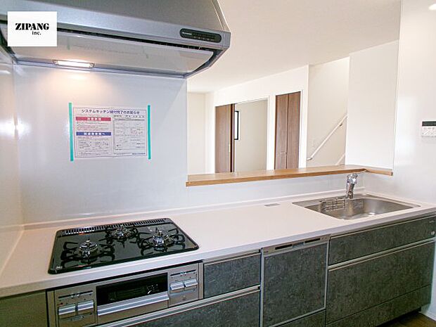 【キッチン】【キッチン】お子さまや家族と距離感近く料理が可能な対面式のシステムキッチンです。3口コンロのキッチンでお料理のレパートリーが増えそうです♪