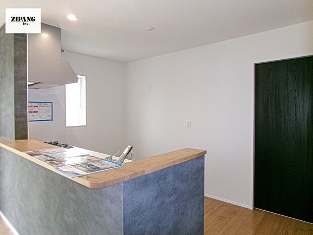 【キッチン】【キッチン】お子さまや家族と距離感近く料理が可能な対面式のシステムキッチンです。IHの3つ口コンロでお料理のレパートリーが増えそうです。 