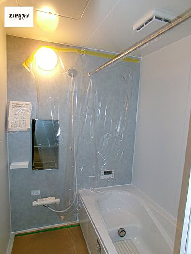 【風呂】【浴室】1坪タイプのお風呂。浴室暖房換気乾燥機付きで、雨の日の洗濯や冬の入浴を快適に過ごせます。