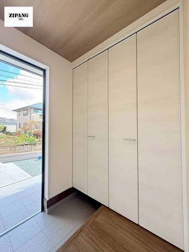 【玄関】【玄関】明るい玄関。大容量の収納スペースは大家族でもらくらく収納可能です。