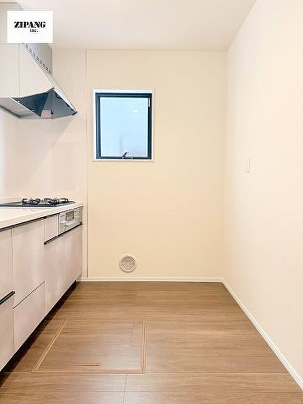 【キッチン】【キッチン】お子さまや家族と距離感近く料理が可能な対面式のシステムキッチンです。3口コンロのキッチンでお料理のレパートリーが増えそうです♪ 