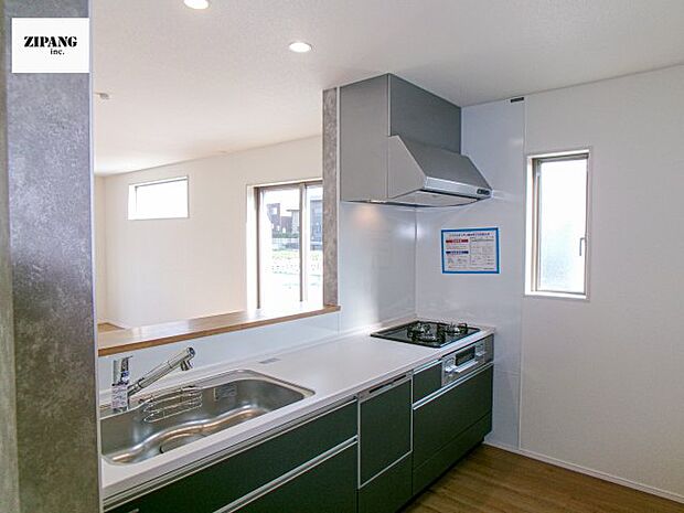 【キッチン】【キッチン】お子さまや家族と距離感近く料理が可能な対面式のシステムキッチンです。3口コンロのキッチンでお料理のレパートリーが増えそうです♪