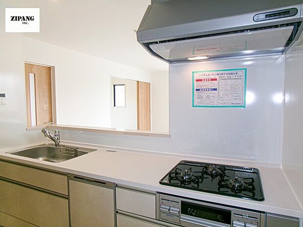 【キッチン】【キッチン】お子さまや家族と距離感近く料理が可能な対面式のシステムキッチンです。3口コンロのキッチンでお料理のレパートリーが増えそうです♪