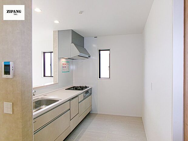 【キッチン】【キッチン】お子さまや家族と距離感近く料理が可能な対面式のシステムキッチンです。3口コンロのキッチンでお料理のレパートリーが増えそうです♪