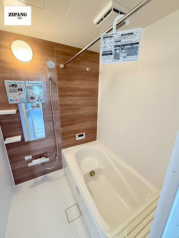 【風呂】【浴室】1坪タイプのお風呂。浴室暖房換気乾燥機付きで、雨の日の洗濯や冬の入浴を快適に過ごせます。