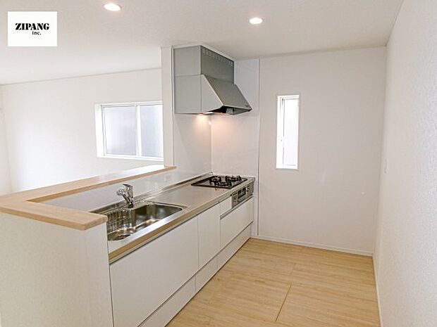 【キッチン】【キッチン】お子さまや家族と距離感近く料理が可能な対面式のシステムキッチンです。3口コンロのキッチンでお料理のレパートリーが増えそうです♪