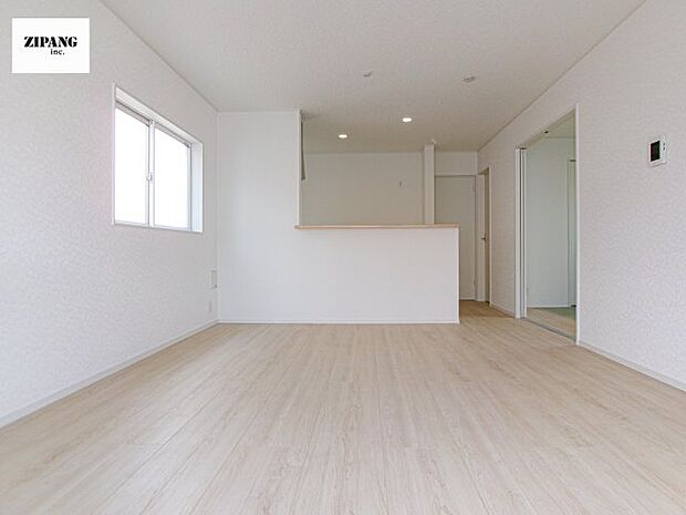 【居間・リビング】【リビング】キッチンと一体になったリビングはひろびろとしたくつろぎ空間を実現しています。