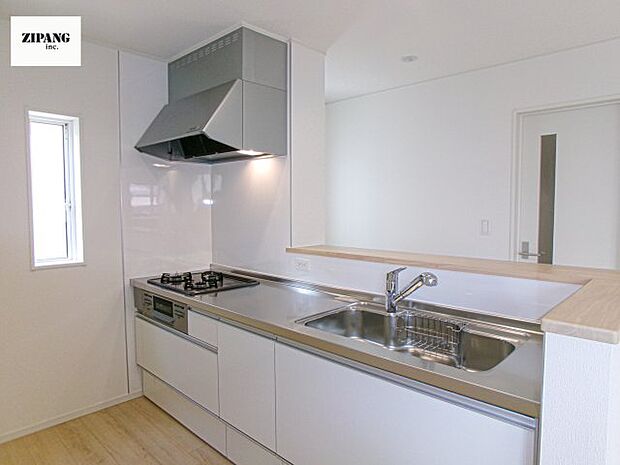 【キッチン】【キッチン】お子さまや家族と距離感近く料理が可能な対面式のシステムキッチンです。3口コンロのキッチンでお料理のレパートリーが増えそうです♪