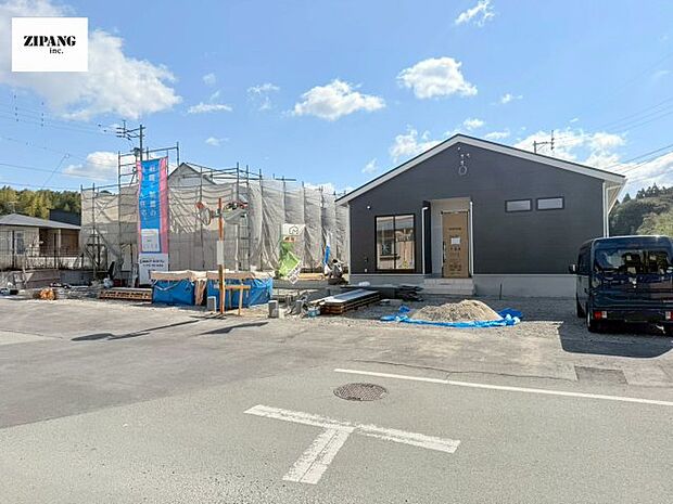 【外観】【前面道路写真】前面道路は広く交通量も少なめですのでゆっくりと駐車することができます。