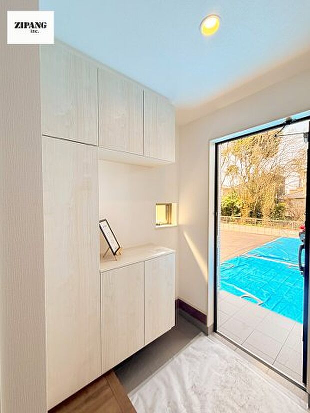 【玄関】【玄関】玄関に窓があるとお家全体が明るい印象を受けます。大容量の収納力で整理整頓もばっちりです。