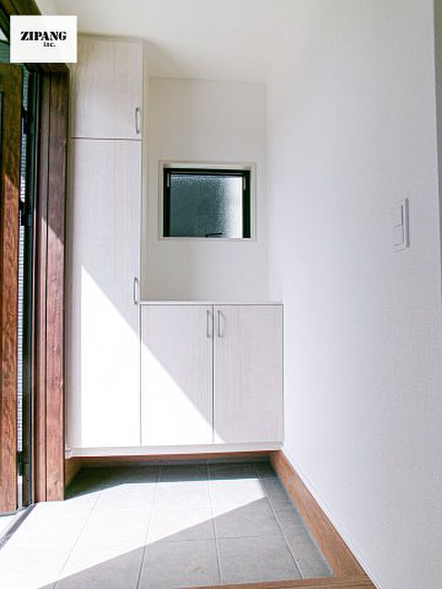 【玄関】【玄関】玄関に窓があるとお家全体が明るい印象を受けます。大容量の収納力で整理整頓もばっちりです。