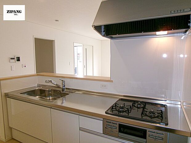 【キッチン】【キッチン】お子さまや家族と距離感近く料理が可能な対面式のシステムキッチンです。3口コンロのキッチンでお料理のレパートリーが増えそうです♪