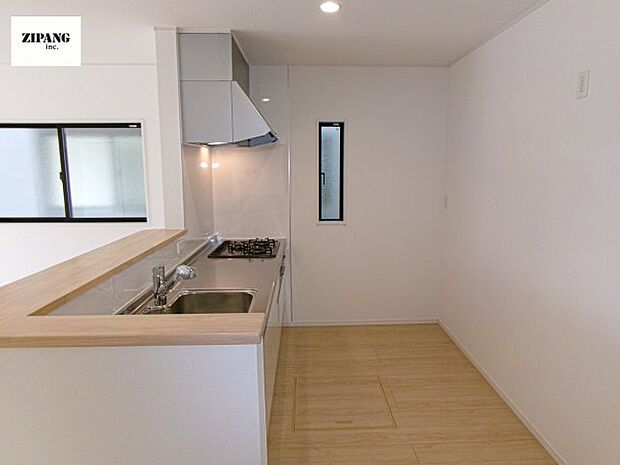 【キッチン】【キッチン】お子さまや家族と距離感近く料理が可能な対面式のシステムキッチンです。3口コンロのキッチンでお料理のレパートリーが増えそうです♪