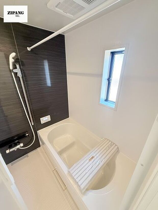 【風呂】【浴室】1坪タイプのお風呂。浴室暖房換気乾燥機付きで、雨の日の洗濯や冬の入浴を快適に過ごせます。