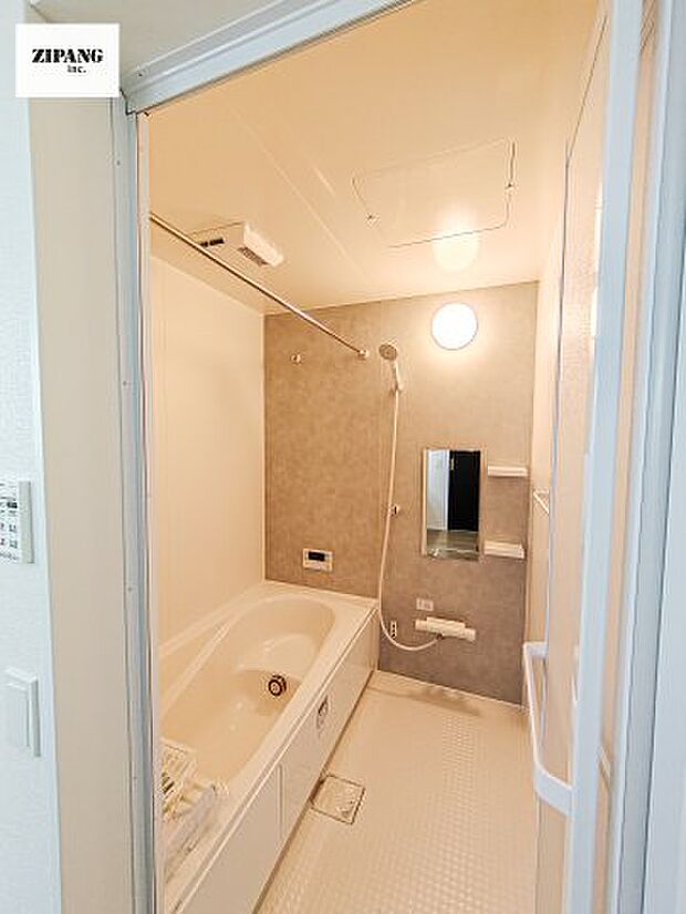 【風呂】【浴室】1坪タイプのお風呂。浴室暖房換気乾燥機付きで、雨の日の洗濯や冬の入浴を快適に過ごせます。