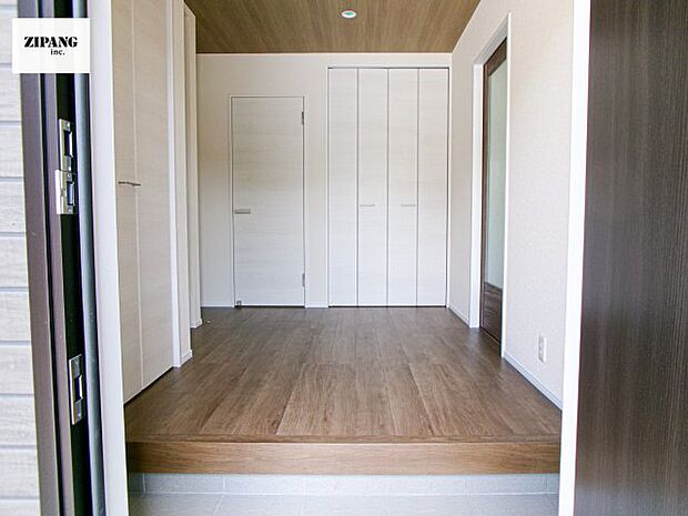 【玄関】【玄関】明るい玄関。大容量の収納スペースは大家族でもらくらく収納可能です。 