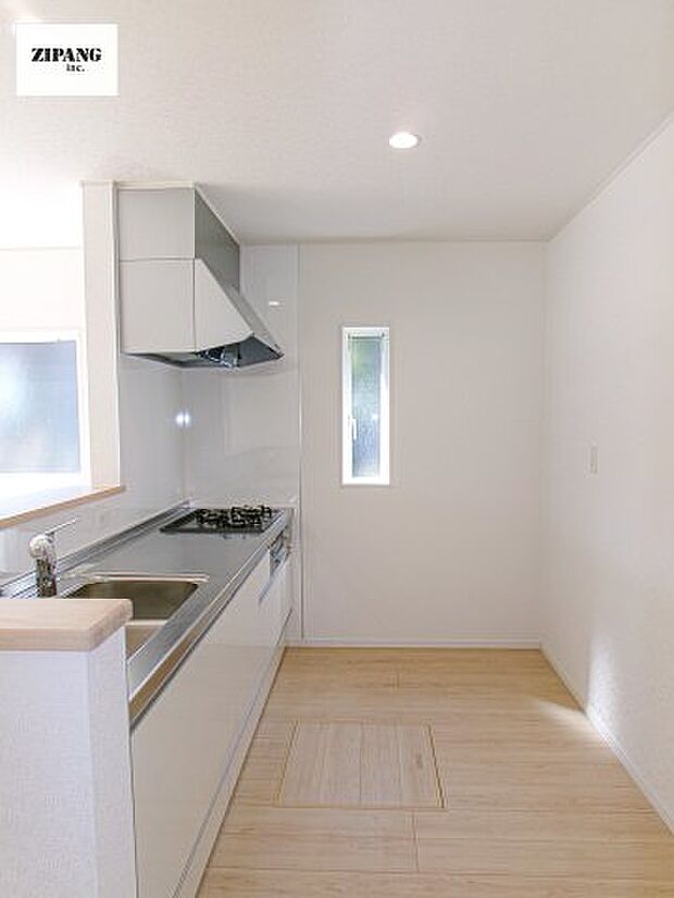 【キッチン】【キッチン】お子さまや家族と距離感近く料理が可能な対面式のシステムキッチンです。3口コンロのキッチンでお料理のレパートリーが増えそうです♪