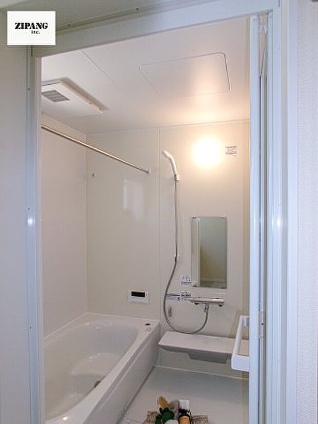 【風呂】【浴室】1坪タイプのお風呂。浴室暖房換気乾燥機付きで、雨の日の洗濯や冬の入浴を快適に過ごせます。