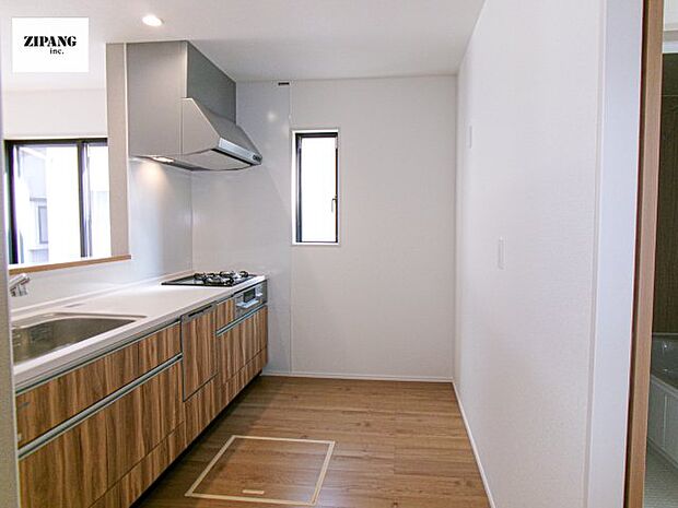 【キッチン】【キッチン】お子さまや家族と距離感近く料理が可能な対面式のシステムキッチンです。3口コンロのキッチンでお料理のレパートリーが増えそうです♪