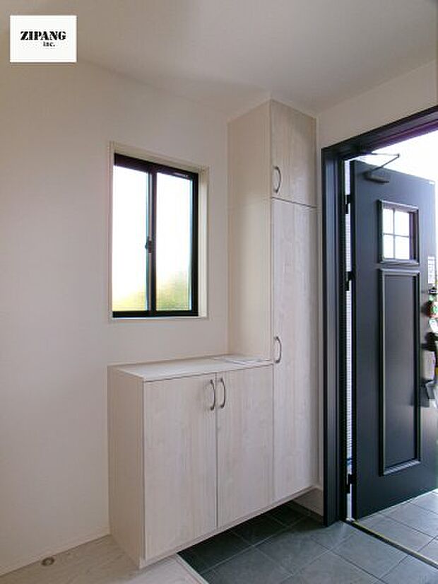 【玄関】【玄関】玄関に窓があるとお家全体が明るい印象を受けます。大容量の収納力で整理整頓もばっちりです。 