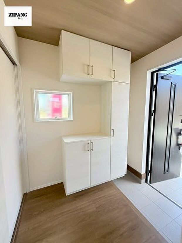 【玄関】【玄関】玄関に窓があるとお家全体が明るい印象を受けます。大容量の収納力で整理整頓もばっちりです。