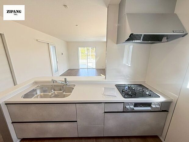 【キッチン】【キッチン】お子さまや家族と距離感近く料理が可能な対面式のシステムキッチンです。3口コンロのキッチンでお料理のレパートリーが増えそうです♪