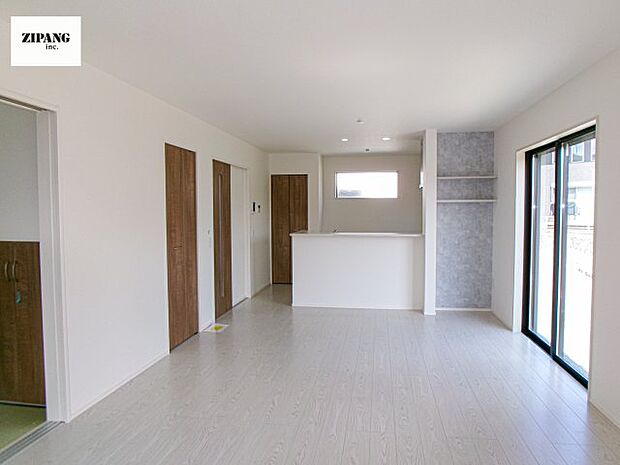 【居間・リビング】【リビング】キッチンと一体になったリビングはひろびろとしたくつろぎ空間を実現しています。