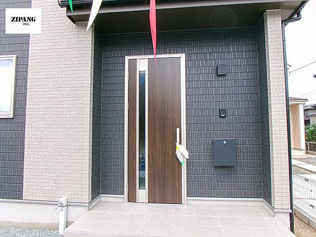 【玄関】【断熱玄関ドア】断熱性能にとって開口部の玄関はとても大事です。雨にぬれずに郵便物をとることができるポスト、テレビカメラ付きのインターホンがあります。 