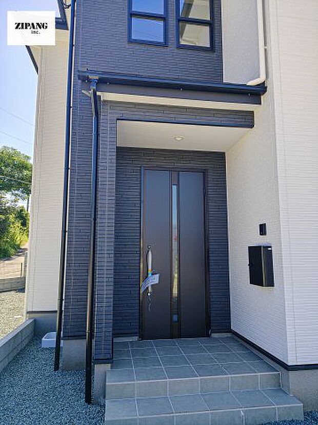 【玄関】【断熱玄関ドア】断熱性能にとって開口部の玄関はとても大事です。雨にぬれずに郵便物をとることができるポスト、テレビカメラ付きのインターホンがあります。