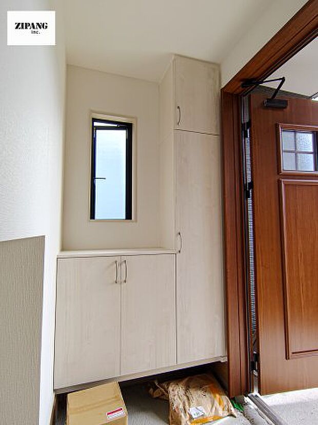 【玄関】【玄関】玄関に窓があるとお家全体が明るい印象を受けます。大容量の収納力で整理整頓もばっちりです。