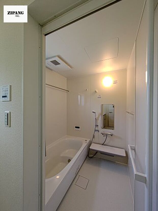 【風呂】【浴室】1坪タイプのお風呂。浴室暖房換気乾燥機付きで、雨の日の洗濯や冬の入浴を快適に過ごせます。