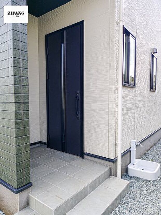 【玄関】【断熱玄関ドア】断熱性能にとって開口部の玄関はとても大事です。雨にぬれずに郵便物をとることができるポスト、テレビカメラ付きのインターホンがあります。 