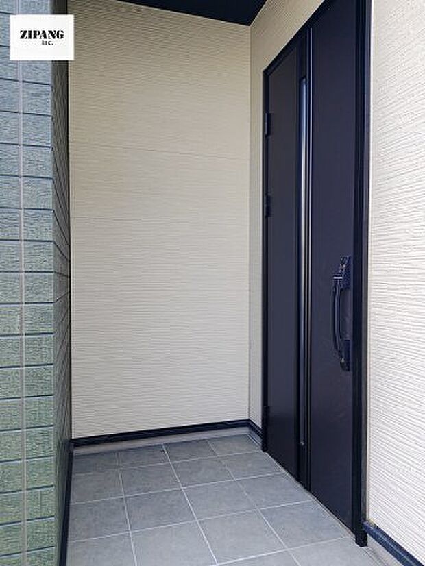 【玄関】【断熱玄関ドア】断熱性能にとって開口部の玄関はとても大事です。雨にぬれずに郵便物をとることができるポスト、テレビカメラ付きのインターホンがあります。 
