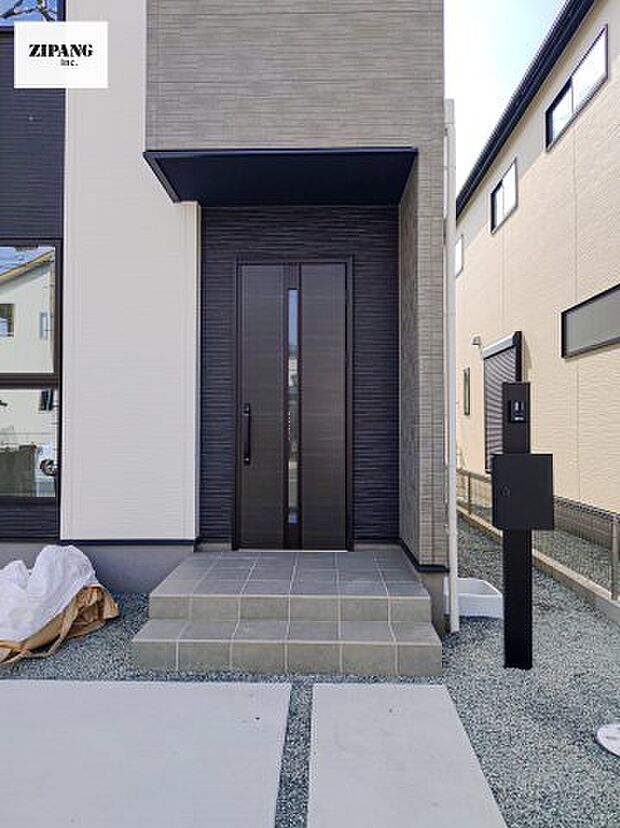 【玄関】【断熱玄関ドア】断熱性能にとって開口部の玄関はとても大事です。玄関先にはポスト、テレビカメラ付きのインターホンがあります。 