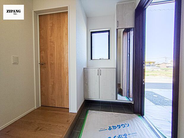 【玄関】【玄関】玄関に窓があるとお家全体が明るい印象を受けます。収納扉はミラー付きですのでお出かけ前に便利です。 