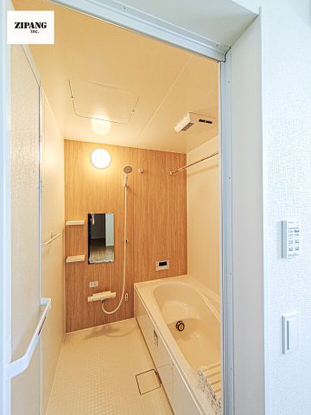 【風呂】【浴室】1坪タイプのお風呂。浴室暖房換気乾燥機付きで、雨の日の洗濯や冬の入浴を快適に過ごせます。 