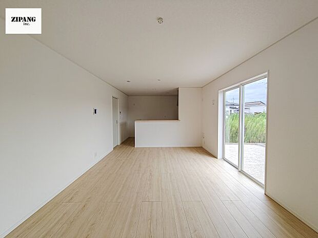 【居間・リビング】【リビング】キッチンと一体になったリビングはひろびろとしたくつろぎ空間を実現しています。 