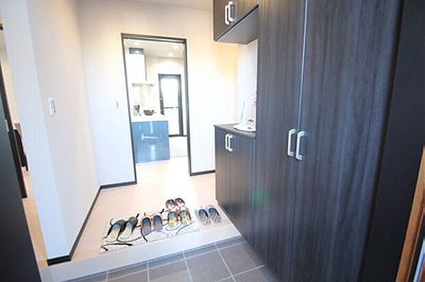 【玄関】シューズボックスの収納だけでなく、玄関収納スペースもございます。