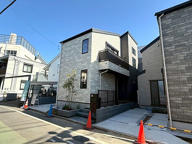 低層エリアの穏やかな住環境に位置する魅力の立地条件になります。周辺の家々は住居系が多く、高い建物が無い為、圧迫感を感じる事なく快適にお過ごしいただけます。日当たりもしっかり確保したおススメの条件です。