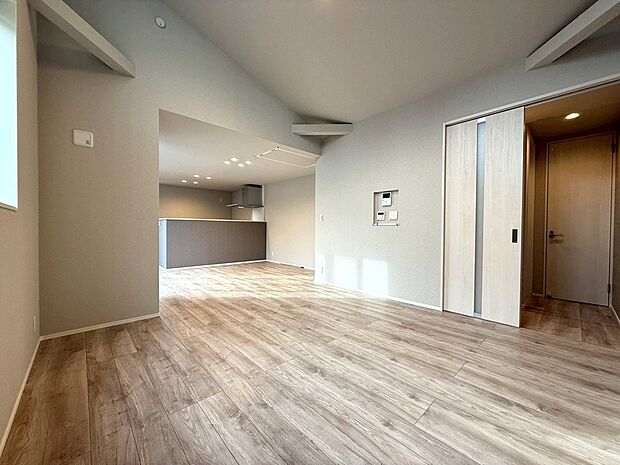 リビング上部は吹抜天井になっておりますので、温かい陽光をたっぷり取り込む事が出来ます。また天井が高く開放感を演出する事で実際の帖数よりも広く感じる事が出来ます。一番過ごす場所だからこそ嬉しい設計です。