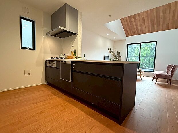 使い勝手の良い2.55サイズの先進のシステムキッチンになります。各種多彩な設備を搭載しておりますので毎日のお料理作りがとても便利になります。オープンキッチンで開放感を演出しております。