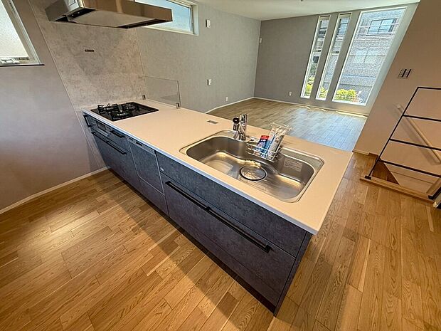 使い勝手の良い2.55サイズになります。各種多彩な設備を搭載しておりますので毎日のお料理作りがとても便利になります。オープンキッチンは開放感を演出しております。(同仕様施工例写真)